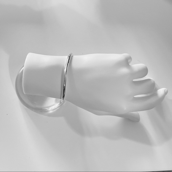 TIFFANY-inspired design Sterling Silver plain round teardrop bangle (silver) - Picture 5 of 7